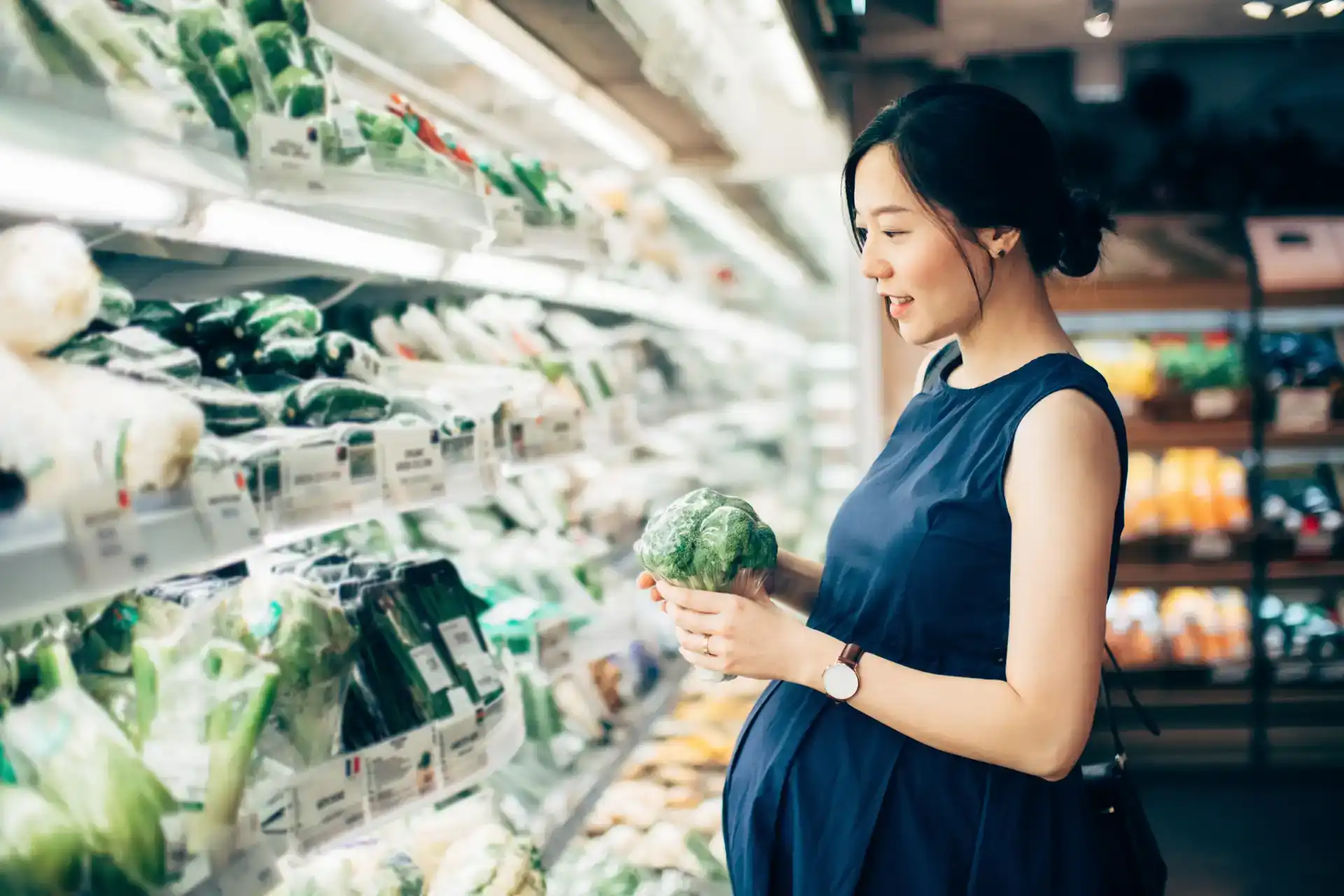 Mujer buscando productos naturales