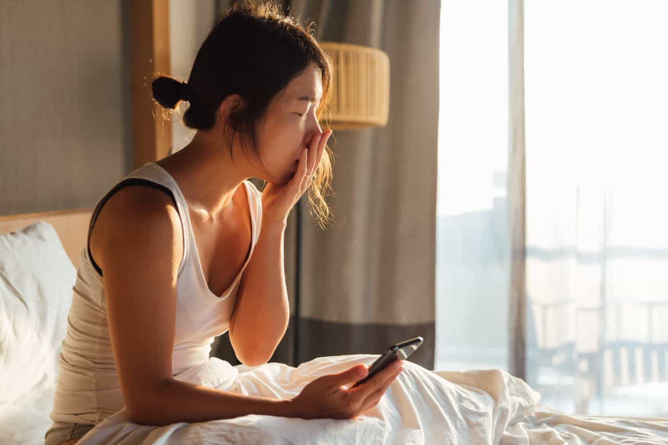 Mujer tosiendo en cama