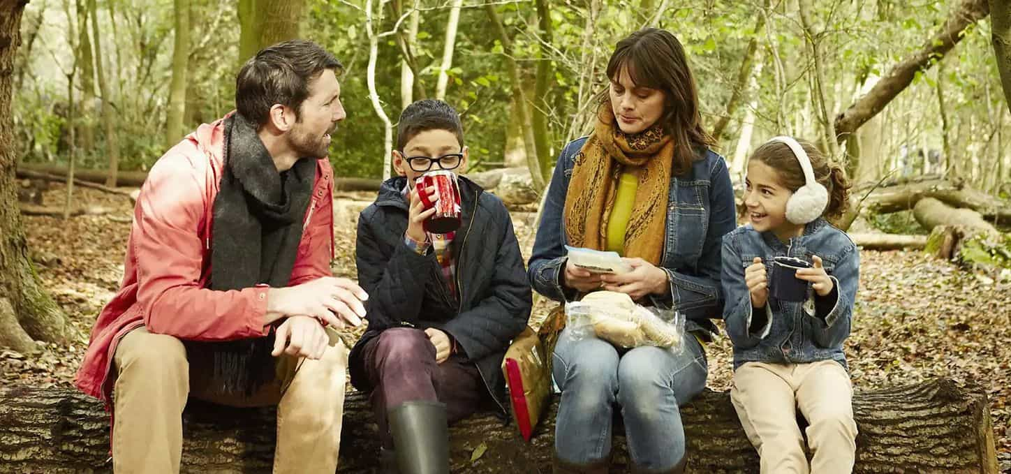 Familia compartiendo al aire libre